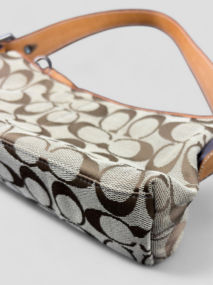 Coach Baguette Tasche in Braun-Beige mit ikonischem C-Monogramm und Lederdetails