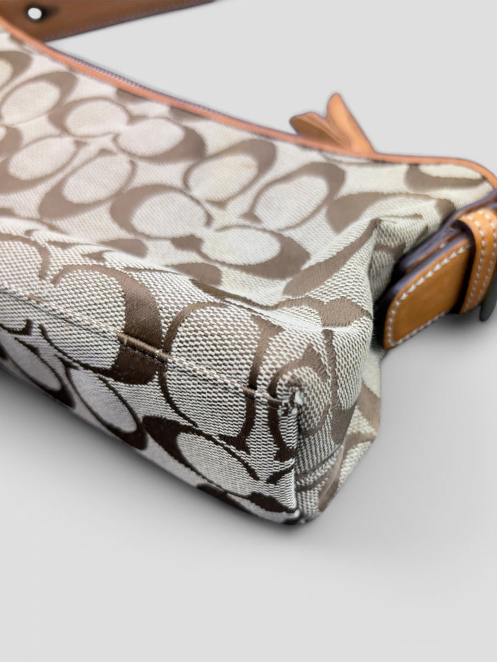 Coach Baguette Tasche in Braun-Beige mit ikonischem C-Monogramm und Lederdetails