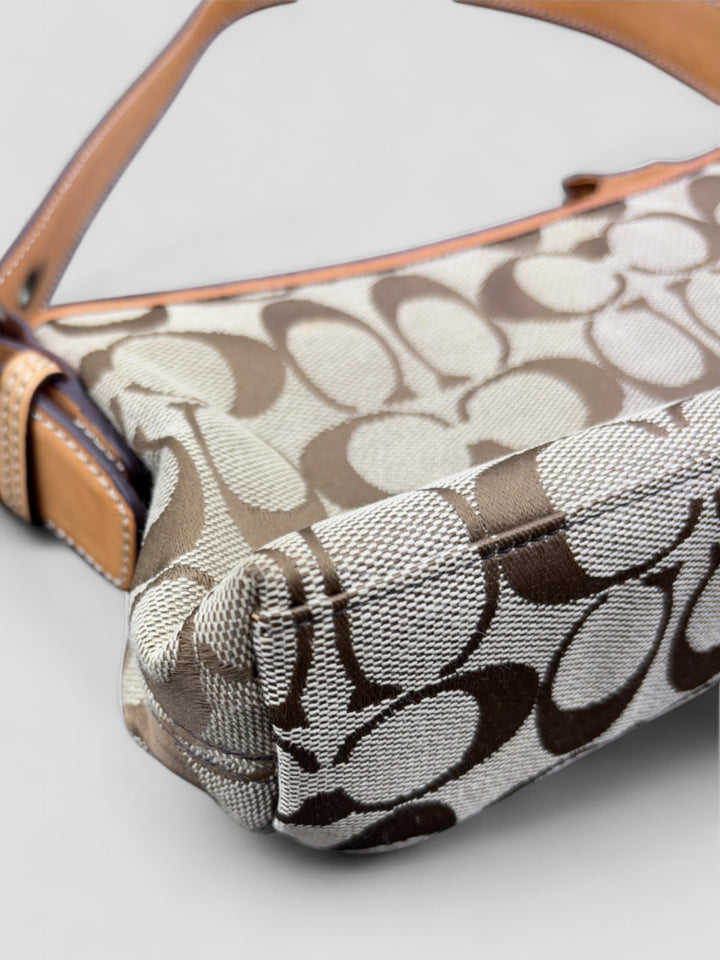 Coach Baguette Tasche in Braun-Beige mit ikonischem C-Monogramm und Lederdetails