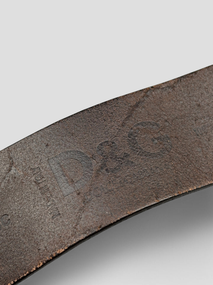 DG Guertel aus dunkelbraunem Leder mit einer auffälligen Metallschnalle im ikonischen D und G-Logo-Design