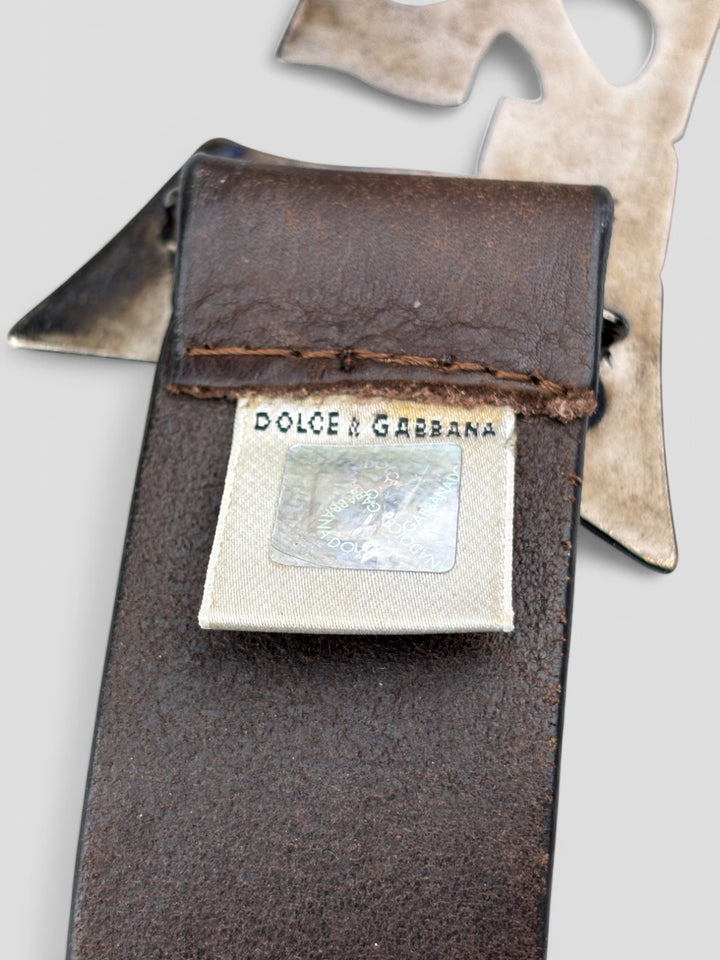 DG Guertel aus dunkelbraunem Leder mit einer auffälligen Metallschnalle im ikonischen D und G-Logo-Design