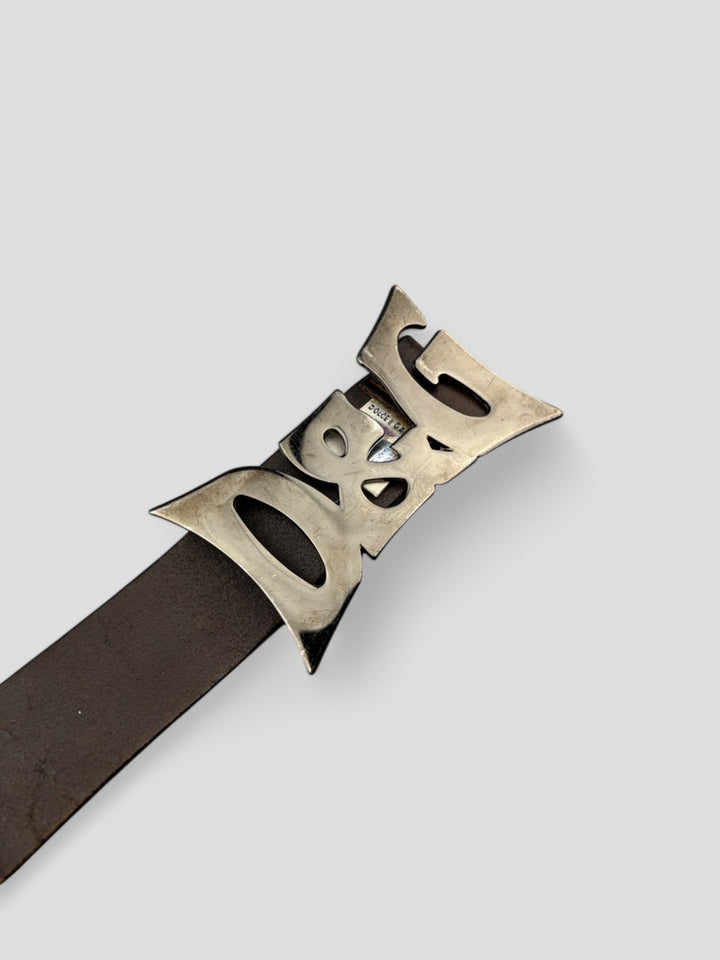 DG Guertel aus dunkelbraunem Leder mit einer auffälligen Metallschnalle im ikonischen D und G-Logo-Design