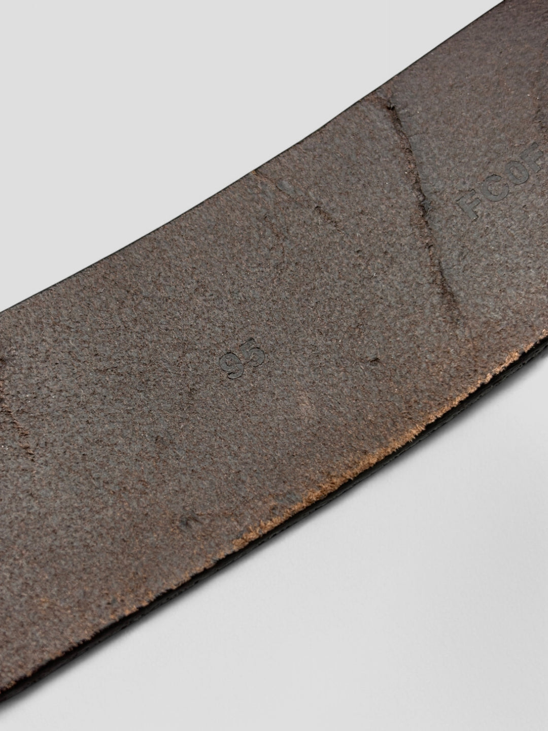 DG Guertel aus dunkelbraunem Leder mit einer auffälligen Metallschnalle im ikonischen D und G-Logo-Design