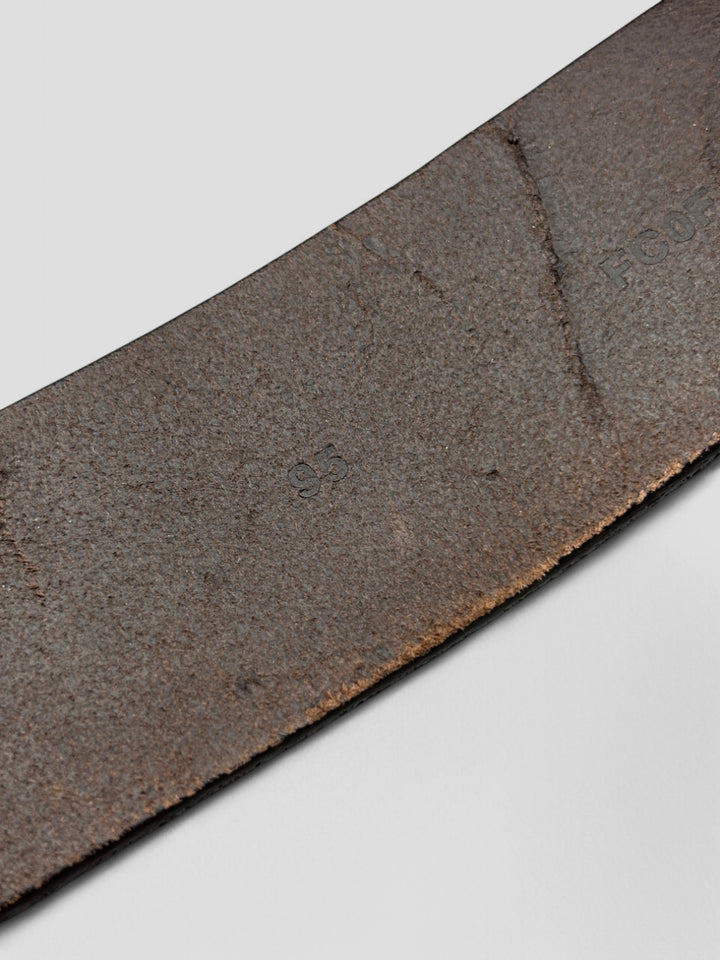 DG Guertel aus dunkelbraunem Leder mit einer auffälligen Metallschnalle im ikonischen D und G-Logo-Design