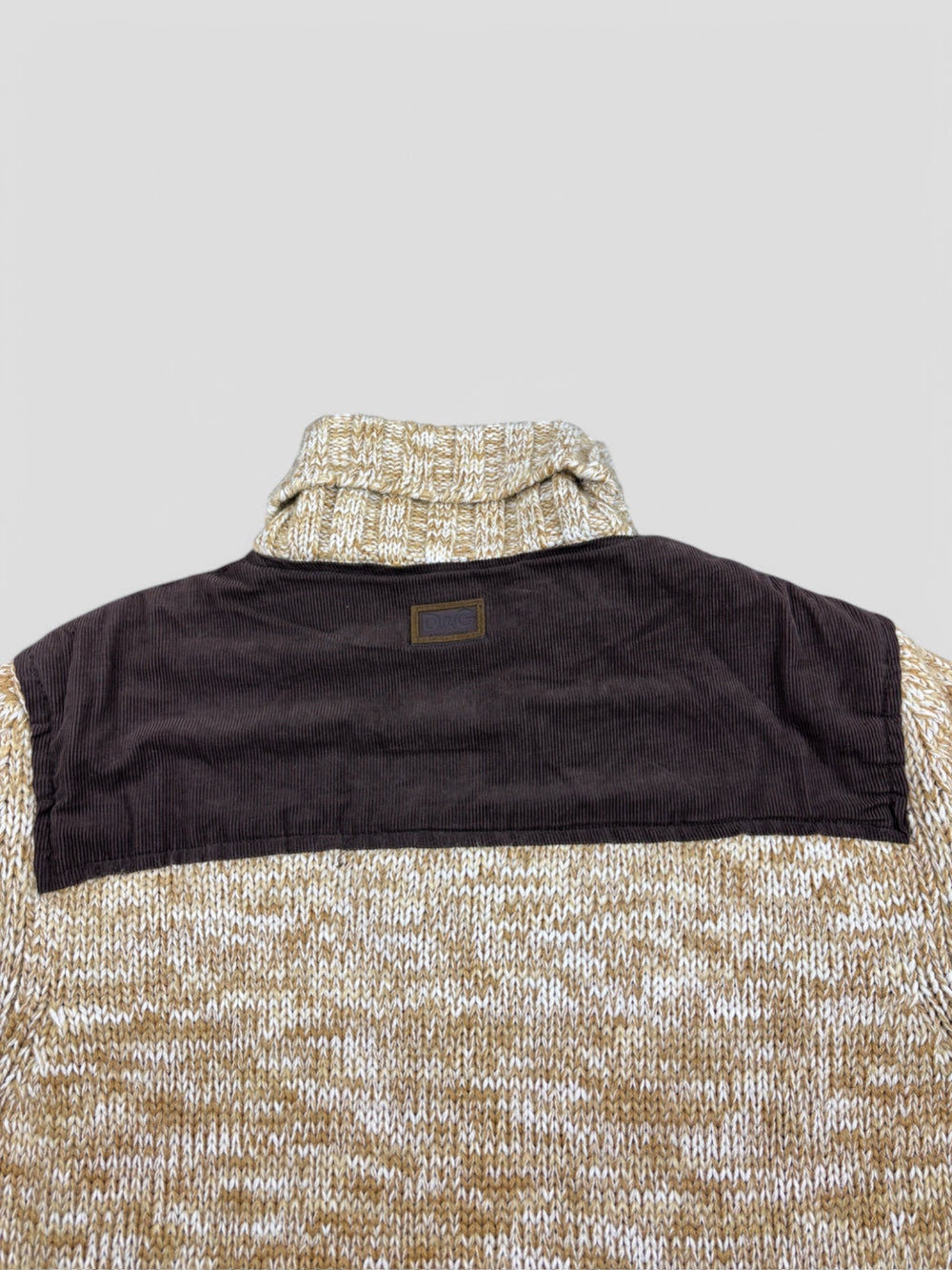 D&G Full-Zip Strickpullover in Beige mit melierter Struktur, braunen Schulterdetails und Eingrifftaschen.

