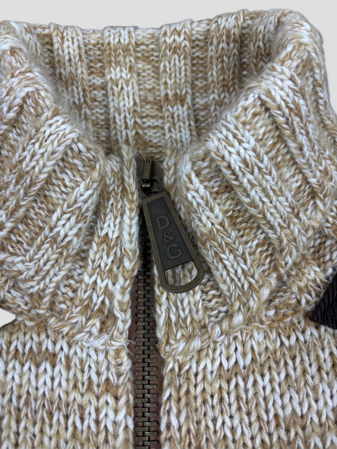 D&G Full-Zip Strickpullover in Beige mit melierter Struktur, braunen Schulterdetails und Eingrifftaschen.

