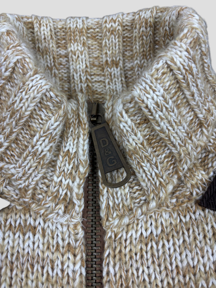 D&G Full-Zip Strickpullover in Beige mit melierter Struktur, braunen Schulterdetails und Eingrifftaschen.

