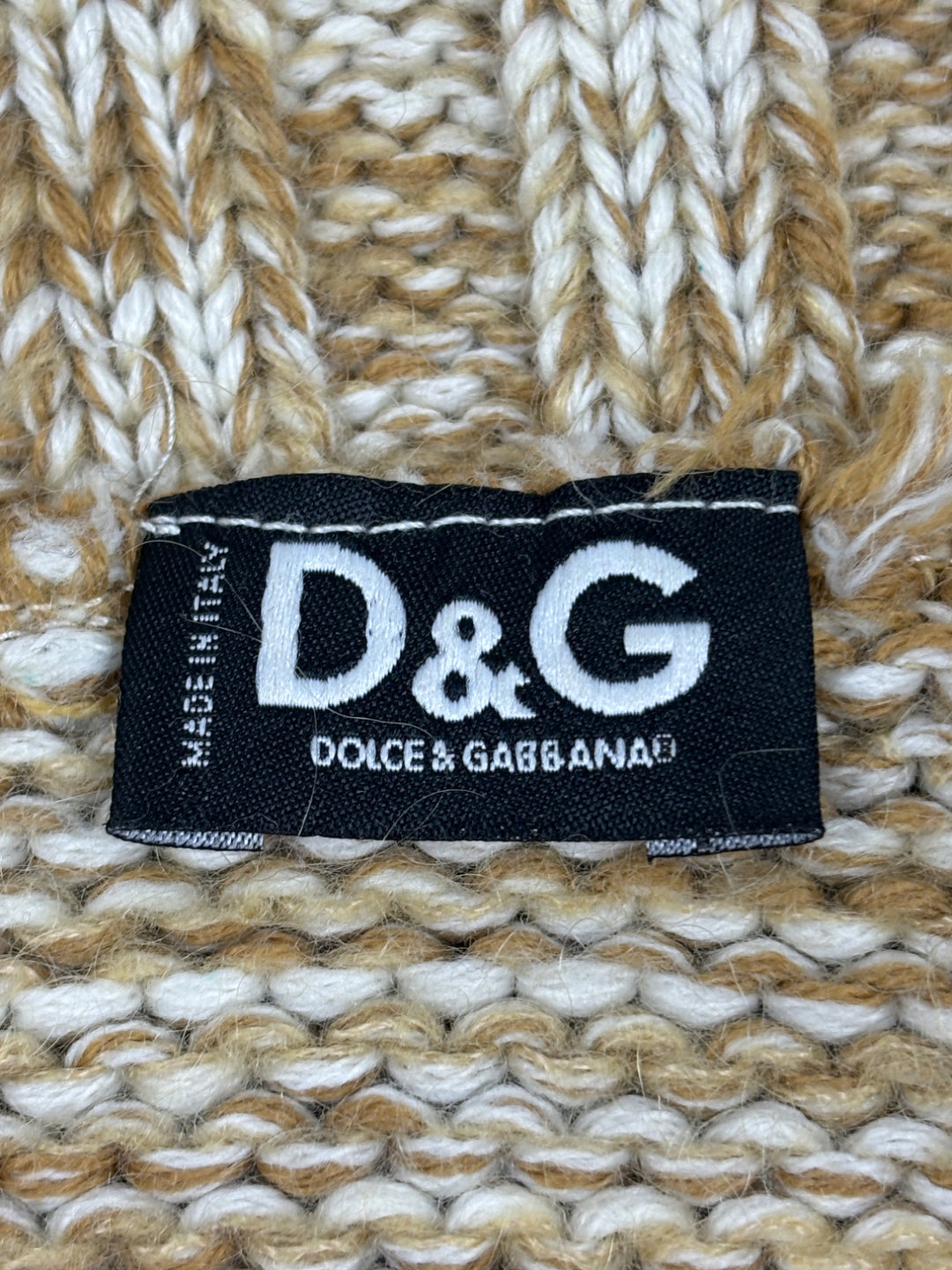 D&G Full-Zip Strickpullover in Beige mit melierter Struktur, braunen Schulterdetails und Eingrifftaschen.

