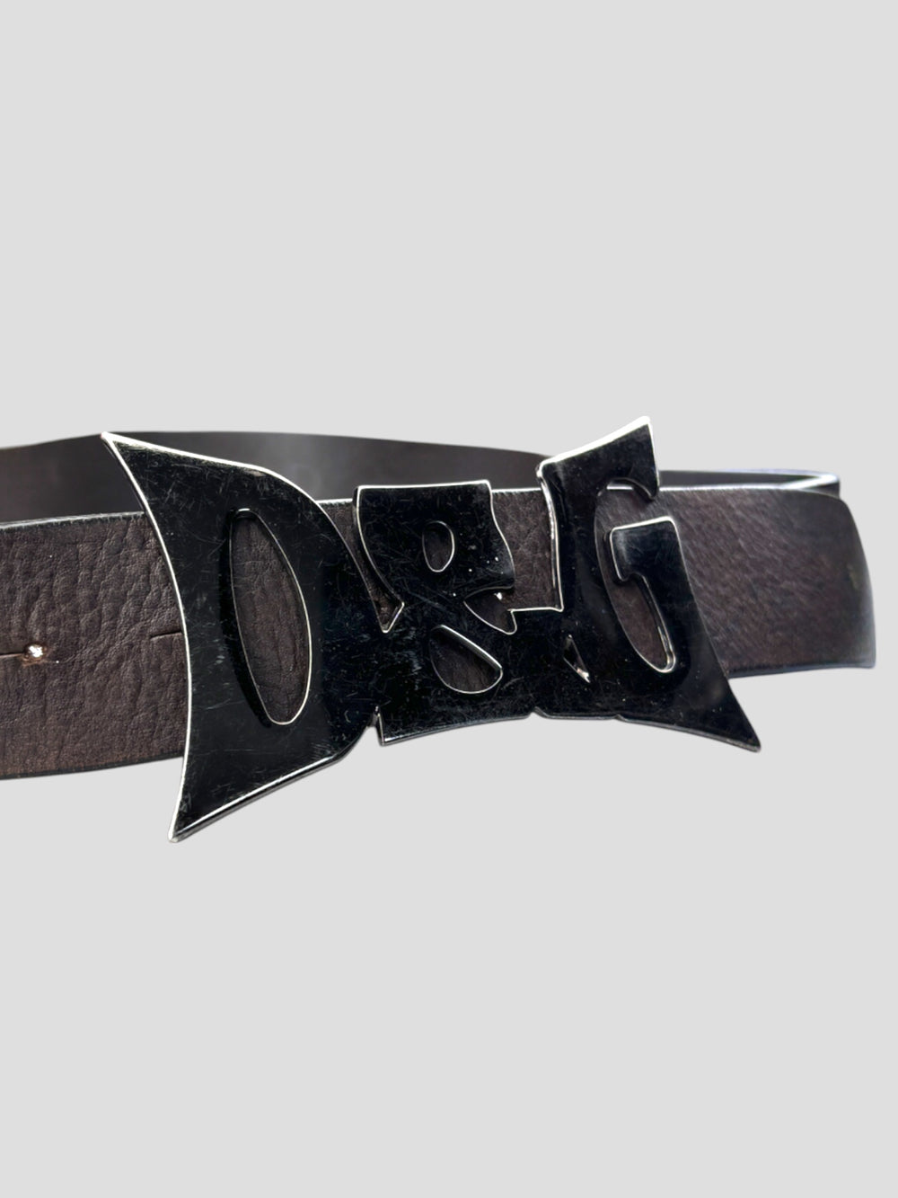 D&G Gürtel aus dunkelbraunem Leder mit einer auffälligen Metallschnalle im ikonischen D&G-Logo-Design