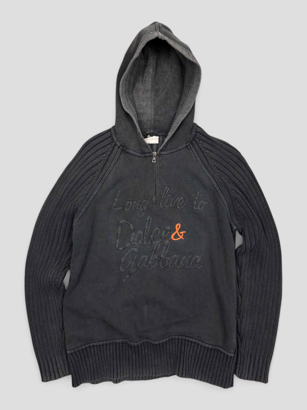 D&G Knit Hoodie in Schwarz mit Schriftzug „Long live to Dolce & Gabbana“ und gerippten Ärmeln sowie Saum

