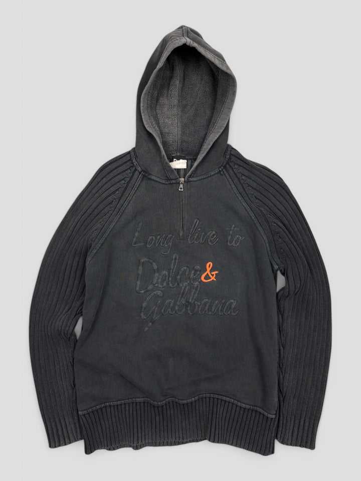 D&G Knit Hoodie in Schwarz mit Schriftzug „Long live to Dolce & Gabbana“ und gerippten Ärmeln sowie Saum

