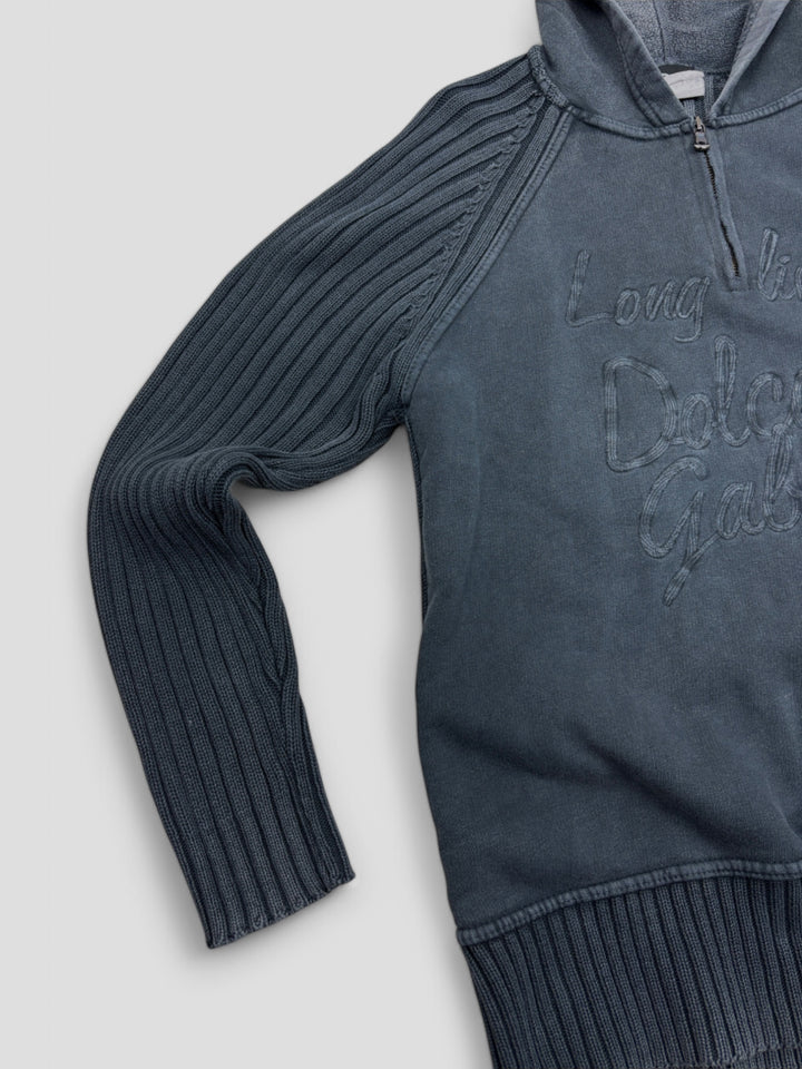 D&G Knit Hoodie in Schwarz mit Schriftzug „Long live to Dolce & Gabbana“ und gerippten Ärmeln sowie Saum

