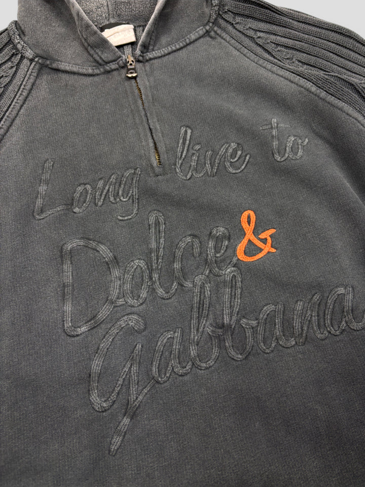 D&G Knit Hoodie in Schwarz mit Schriftzug „Long live to Dolce & Gabbana“ und gerippten Ärmeln sowie Saum

