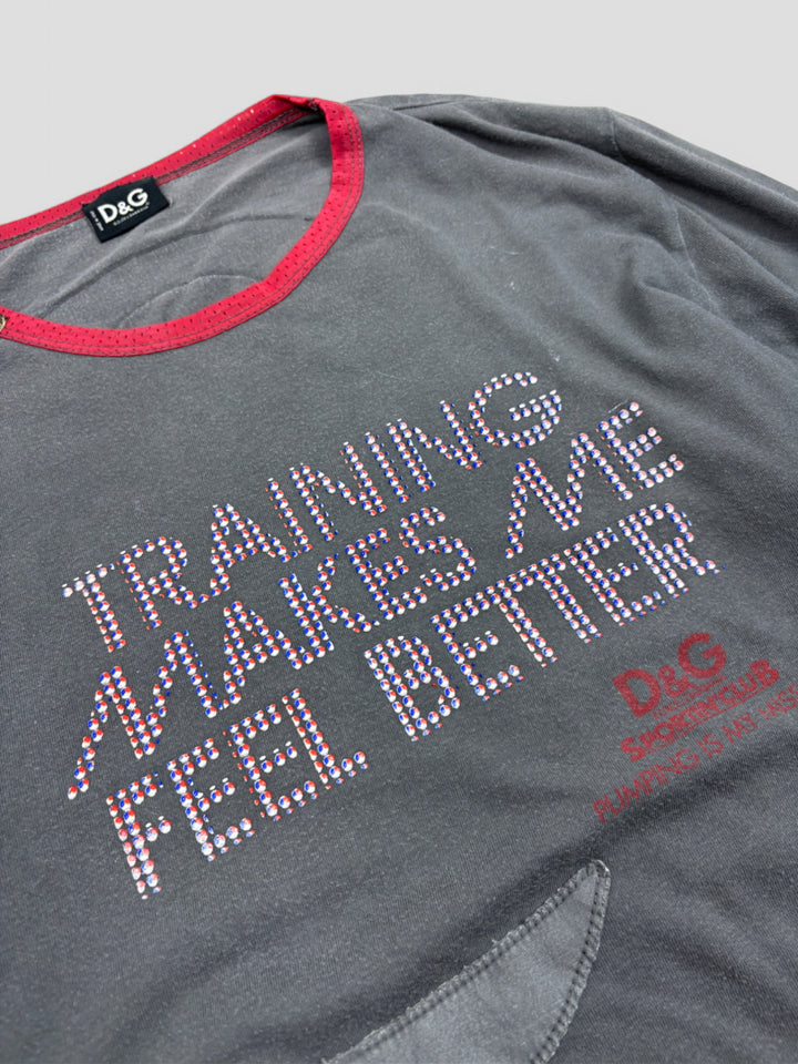 D&G Longsleeve Dunkelgrau mit roten Kontrastelementen, Statement "Training Makes Me Feel Better", Strass-Besatz, sportlicher Look

