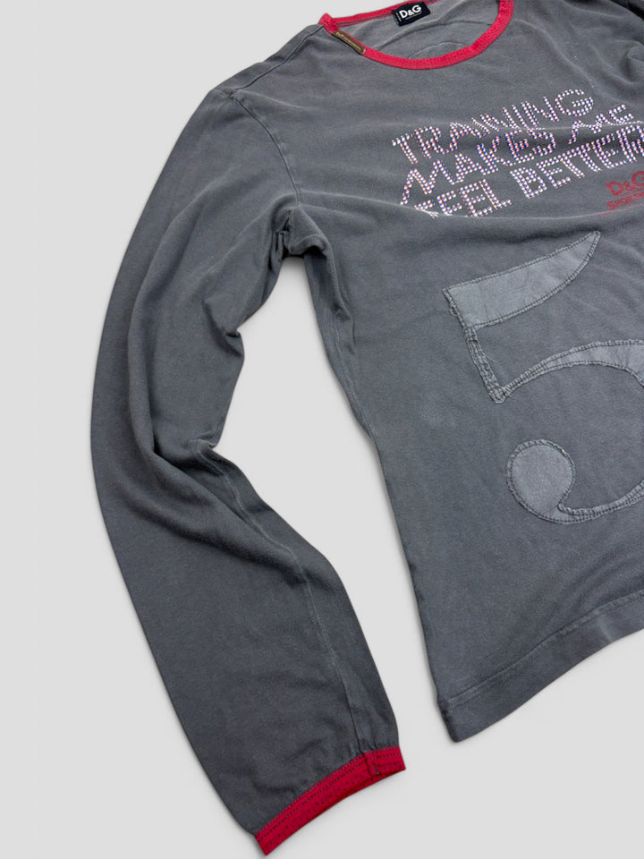 D&G Longsleeve Dunkelgrau mit roten Kontrastelementen, Statement "Training Makes Me Feel Better", Strass-Besatz, sportlicher Look

