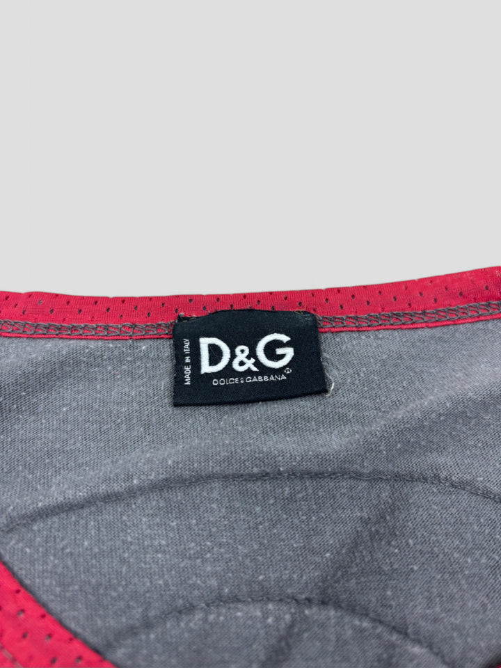 D&G Longsleeve Dunkelgrau mit roten Kontrastelementen, Statement "Training Makes Me Feel Better", Strass-Besatz, sportlicher Look

