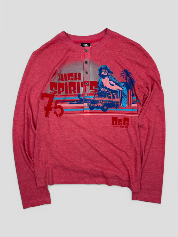 D&G Longsleeve Rot mit "High Spirits 75"-Print, sommerliches Design mit Palmen und sportlicher Knopfleiste

