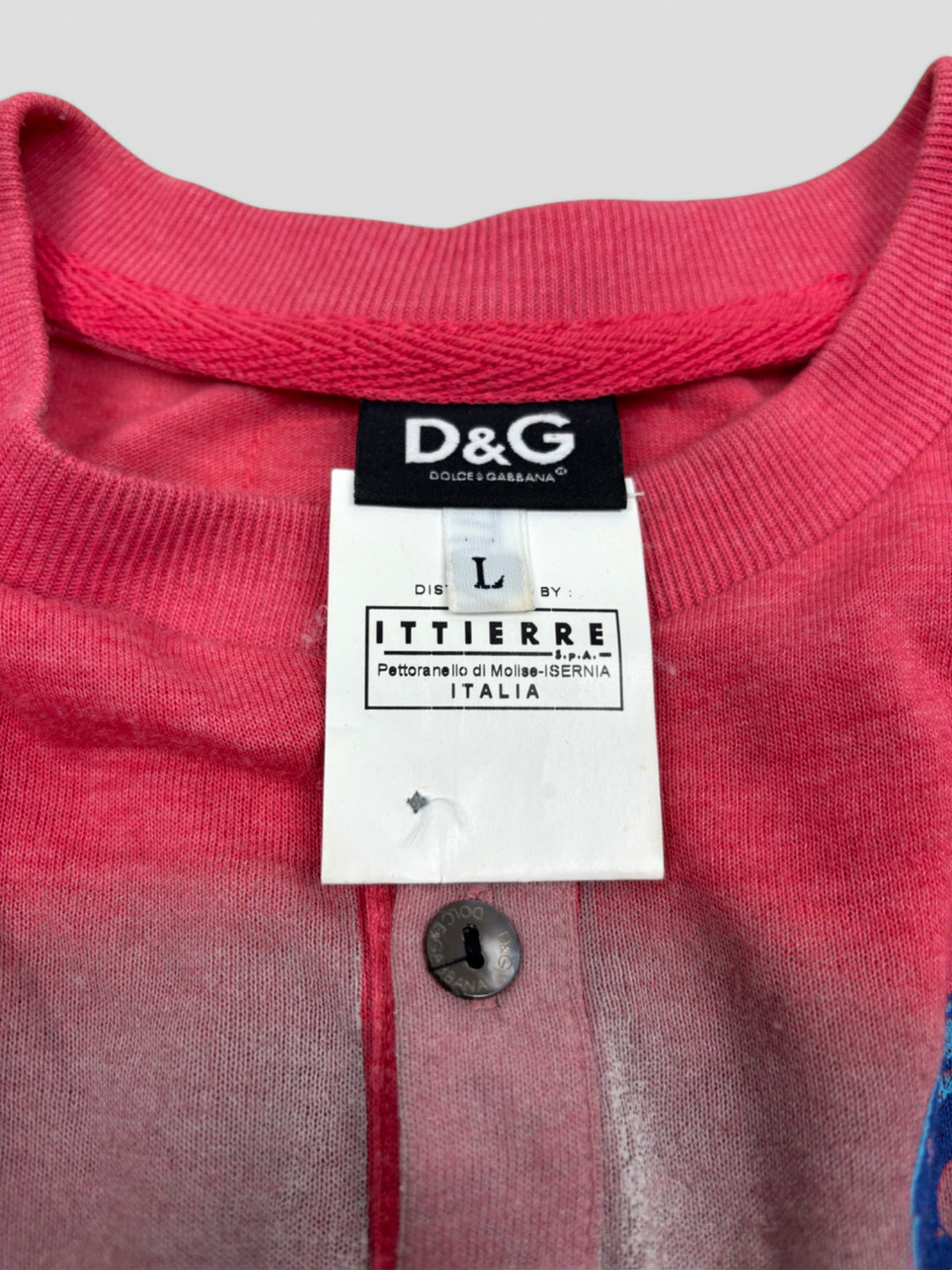 D&G Longsleeve Rot mit "High Spirits 75"-Print, sommerliches Design mit Palmen und sportlicher Knopfleiste


