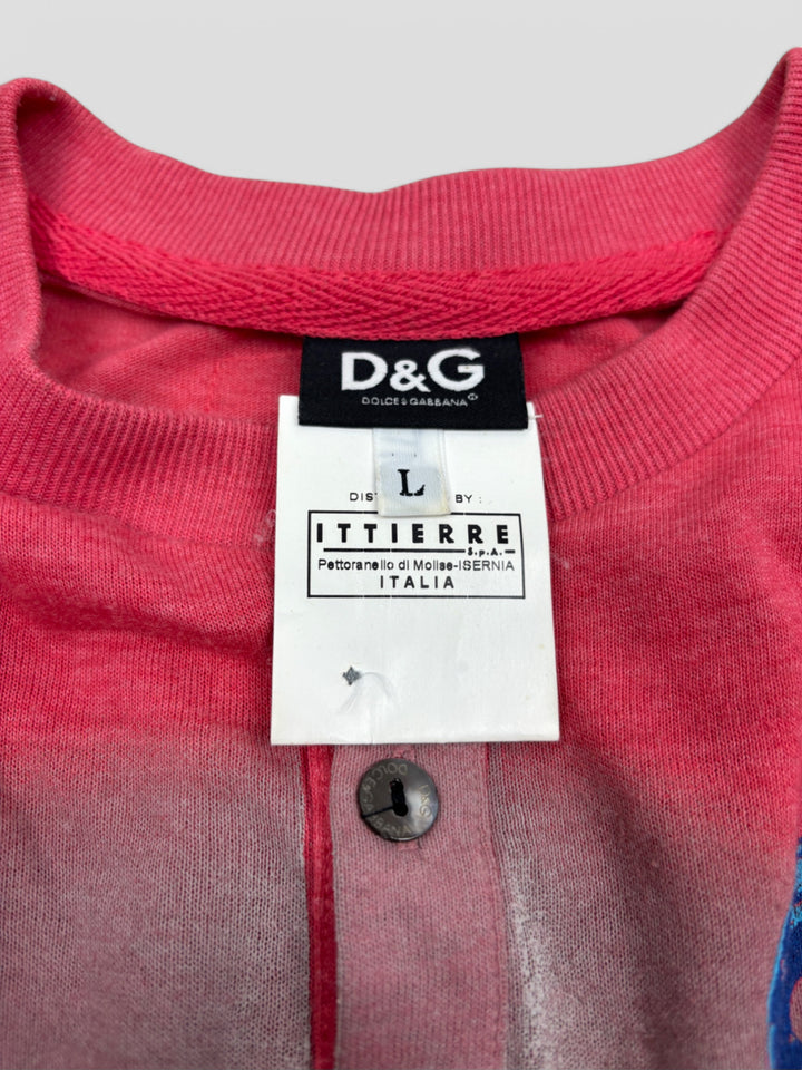 D&G Longsleeve Rot mit "High Spirits 75"-Print, sommerliches Design mit Palmen und sportlicher Knopfleiste

