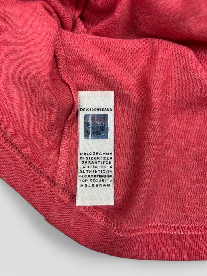 D&G Longsleeve Rot mit "High Spirits 75"-Print, sommerliches Design mit Palmen und sportlicher Knopfleiste

