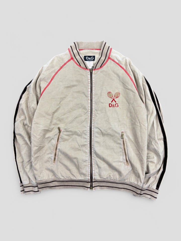 D&G Tennisjacke Grau mit Roten Details und Tennis-Logo, sportlich-elegante Jacke, Dolce & Gabbana Vintage Style

