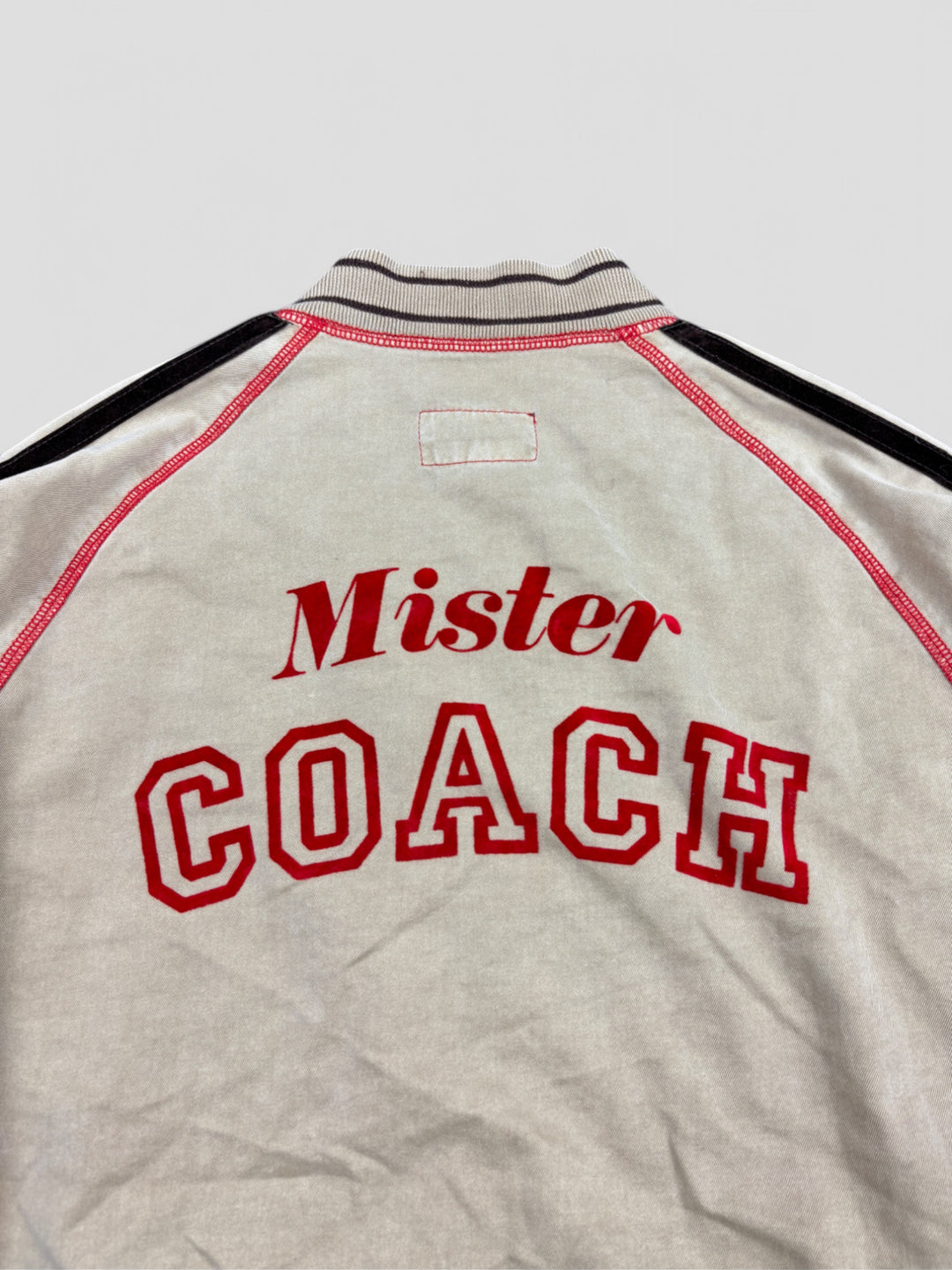 D&G Tennisjacke Grau mit Roten Details und Tennis-Logo, sportlich-elegante Jacke, Dolce & Gabbana Vintage Style

