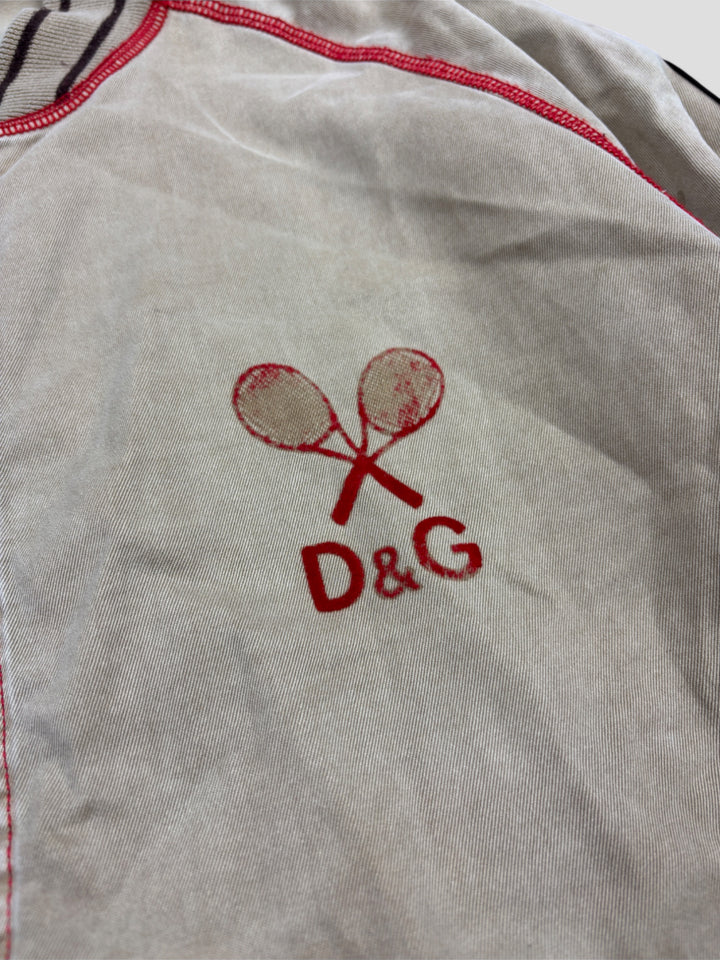 D&G Tennisjacke Grau mit Roten Details und Tennis-Logo, sportlich-elegante Jacke, Dolce & Gabbana Vintage Style

