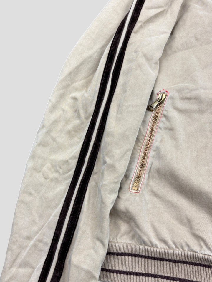 D&G Tennisjacke Grau mit Roten Details und Tennis-Logo, sportlich-elegante Jacke, Dolce & Gabbana Vintage Style

