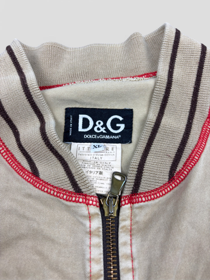 D&G Tennisjacke Grau mit Roten Details und Tennis-Logo, sportlich-elegante Jacke, Dolce & Gabbana Vintage Style

