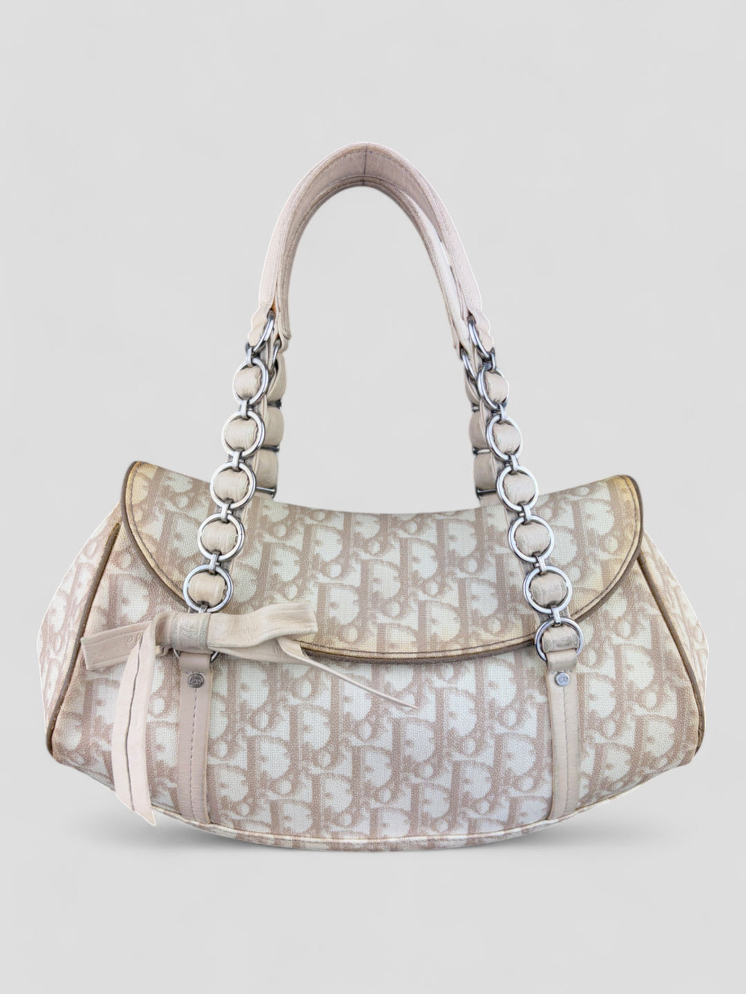Dior Trotter Romantique Tasche mit beige-cremefarbenem Trotter-Print, silberfarbenen Kettengriffen und Schleifendetail auf der Vorderseite. Stilvoll und feminin.