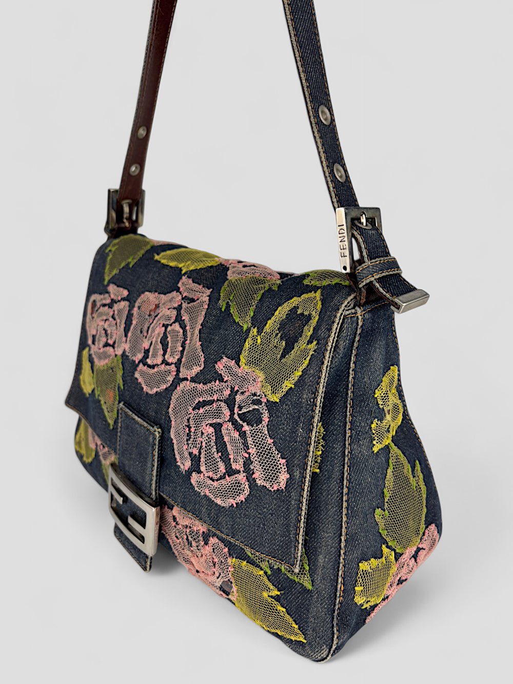 Fendi Mamma Denim Flower Tasche mit floralen Applikationen und Magnetverschluss, Fendi Mamma Denim Flower Bag with floral applications and magnetic closure