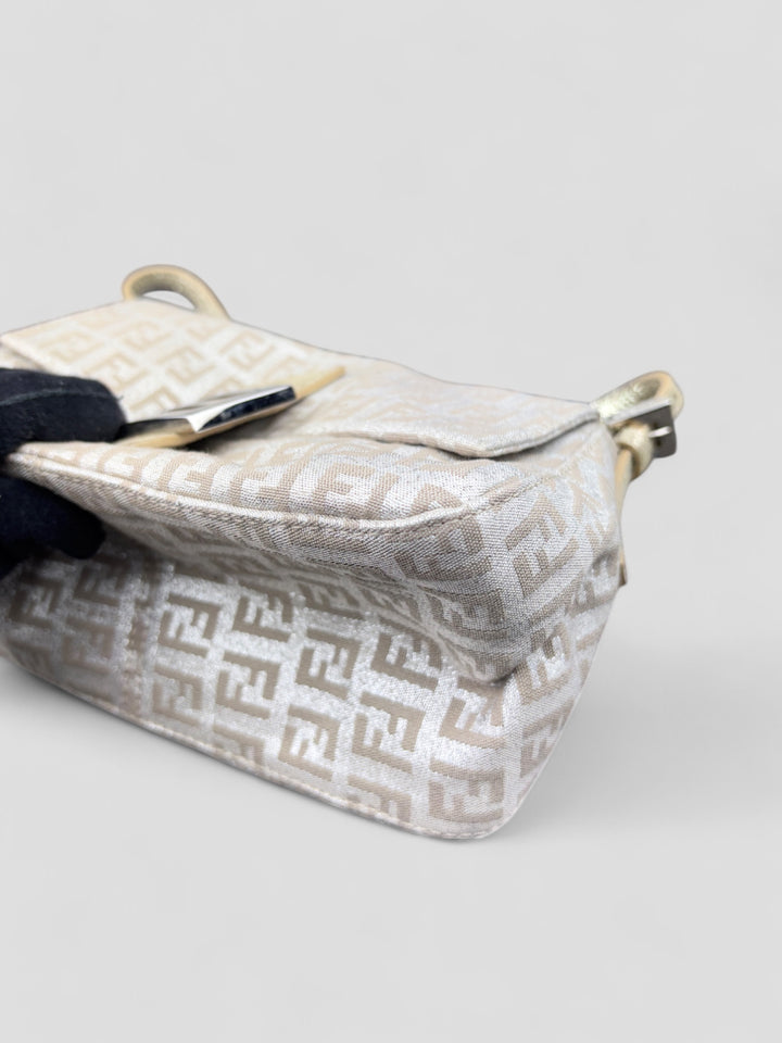 Fendi Silver Baguette Tasche aus silberfarbenem Jacquard-Stoff mit FF-Monogramm und glänzender Frontschnalle