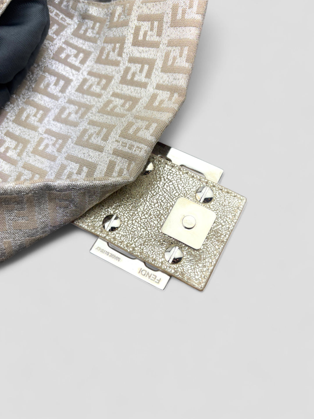 Fendi Silver Baguette Tasche aus silberfarbenem Jacquard-Stoff mit FF-Monogramm und glänzender Frontschnalle
