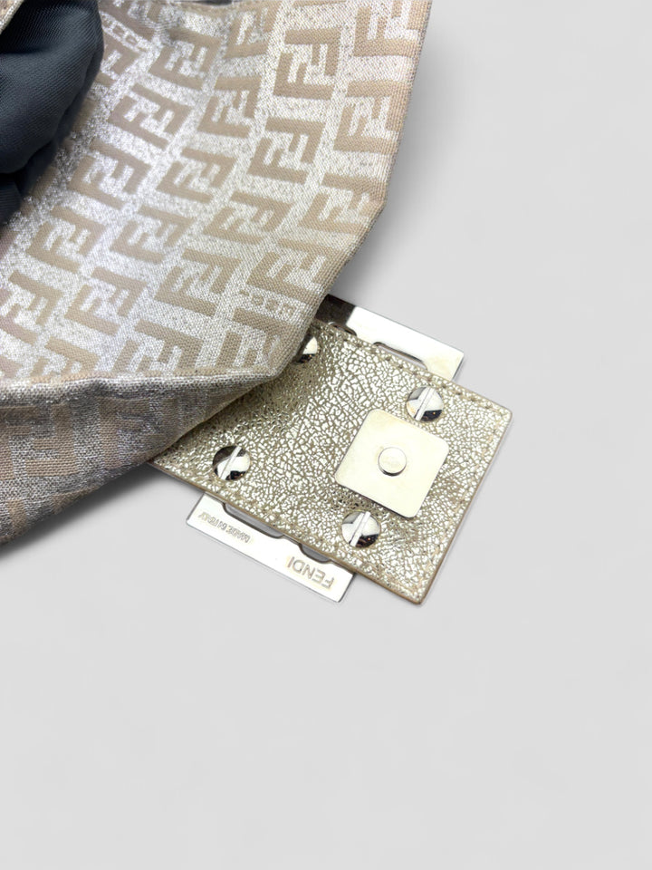 Fendi Silver Baguette Tasche aus silberfarbenem Jacquard-Stoff mit FF-Monogramm und glänzender Frontschnalle