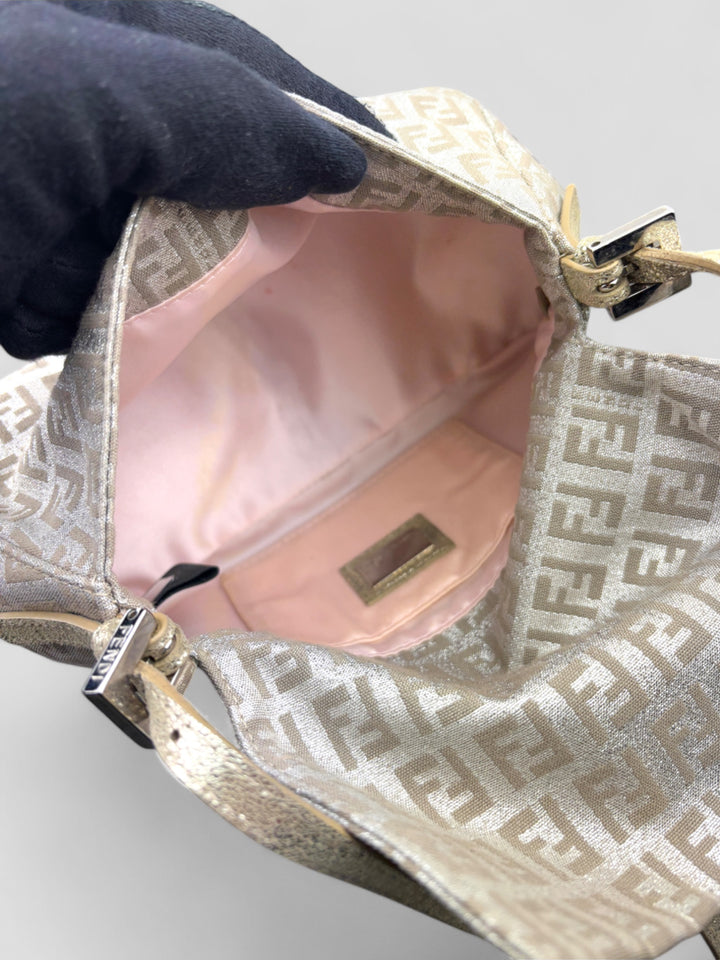 Fendi Silver Baguette Tasche aus silberfarbenem Jacquard-Stoff mit FF-Monogramm und glänzender Frontschnalle