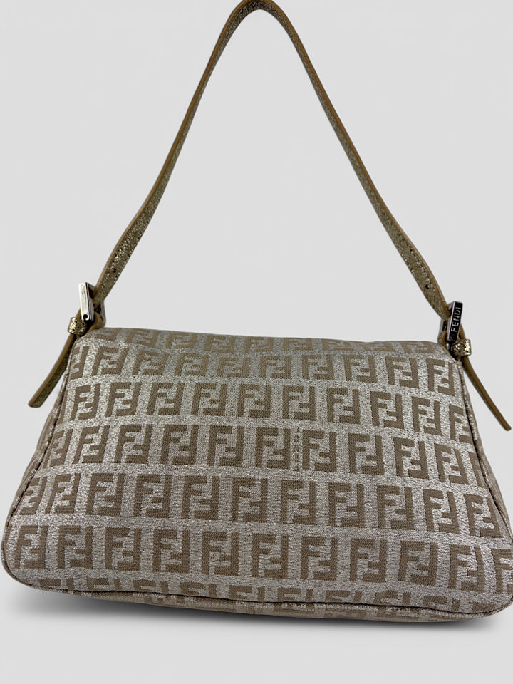 Fendi Silver Baguette Tasche aus silberfarbenem Jacquard-Stoff mit FF-Monogramm und glänzender Frontschnalle