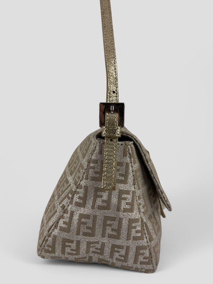 Fendi Silver Baguette Tasche aus silberfarbenem Jacquard-Stoff mit FF-Monogramm und glänzender Frontschnalle