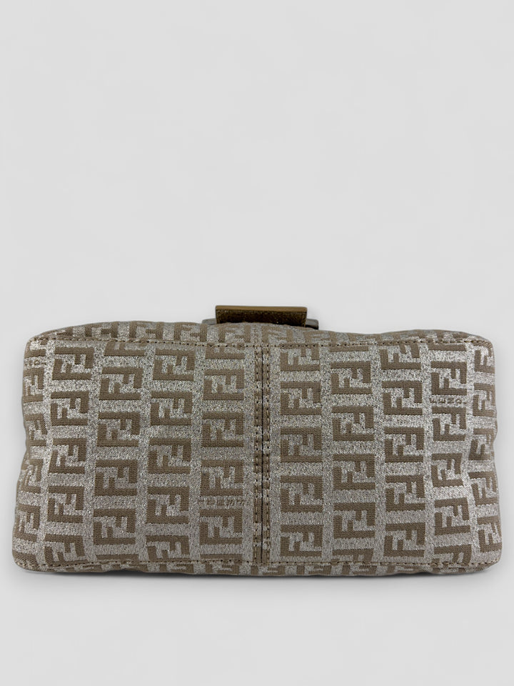 Fendi Silver Baguette Tasche aus silberfarbenem Jacquard-Stoff mit FF-Monogramm und glänzender Frontschnalle