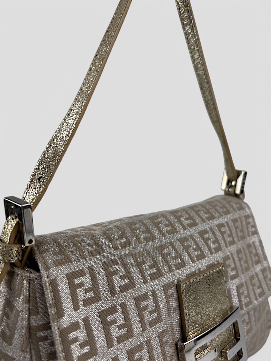 Fendi Silver Baguette Tasche aus silberfarbenem Jacquard-Stoff mit FF-Monogramm und glänzender Frontschnalle