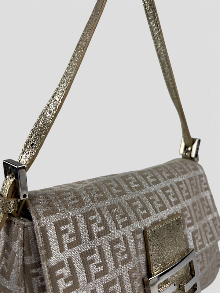 Fendi Silver Baguette Tasche aus silberfarbenem Jacquard-Stoff mit FF-Monogramm und glänzender Frontschnalle
