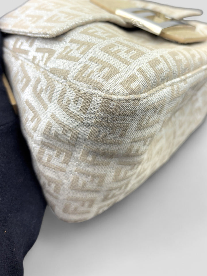 Fendi Silver Baguette Tasche aus silberfarbenem Jacquard-Stoff mit FF-Monogramm und glänzender Frontschnalle
