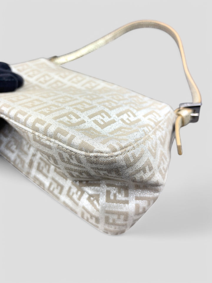 Fendi Silver Baguette Tasche aus silberfarbenem Jacquard-Stoff mit FF-Monogramm und glänzender Frontschnalle