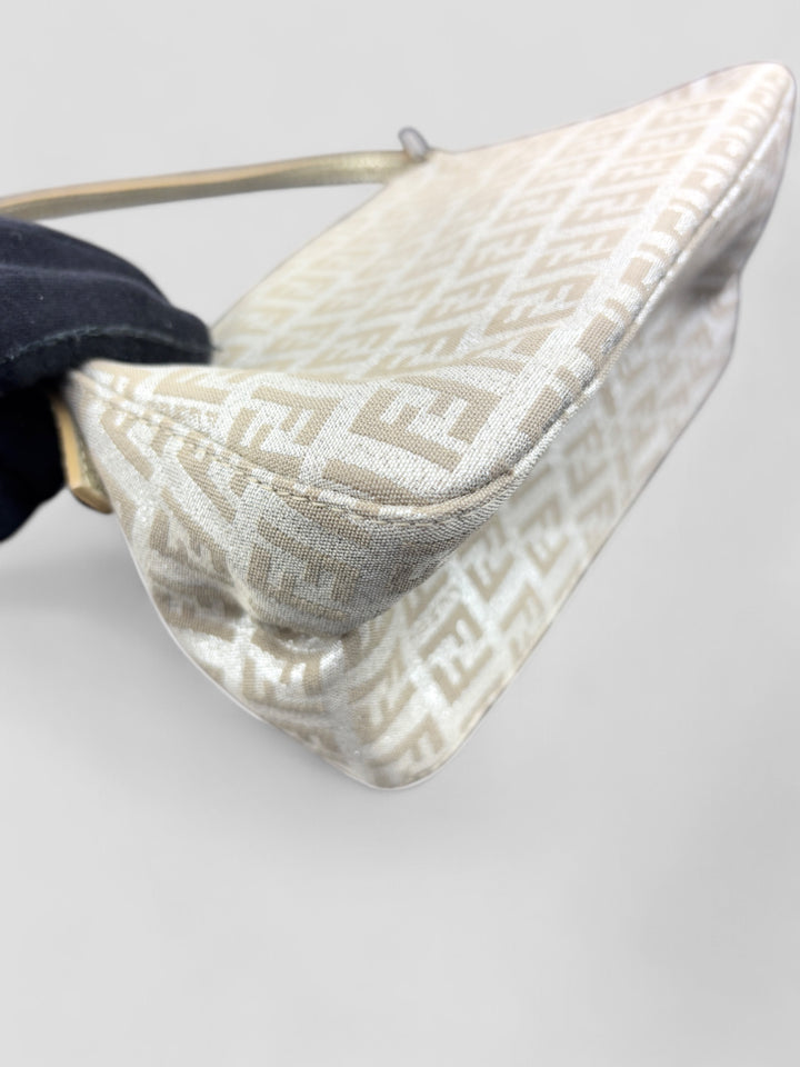 Fendi Silver Baguette Tasche aus silberfarbenem Jacquard-Stoff mit FF-Monogramm und glänzender Frontschnalle