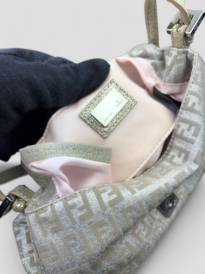 Fendi Silver Baguette Tasche aus silberfarbenem Jacquard-Stoff mit FF-Monogramm und glänzender Frontschnalle