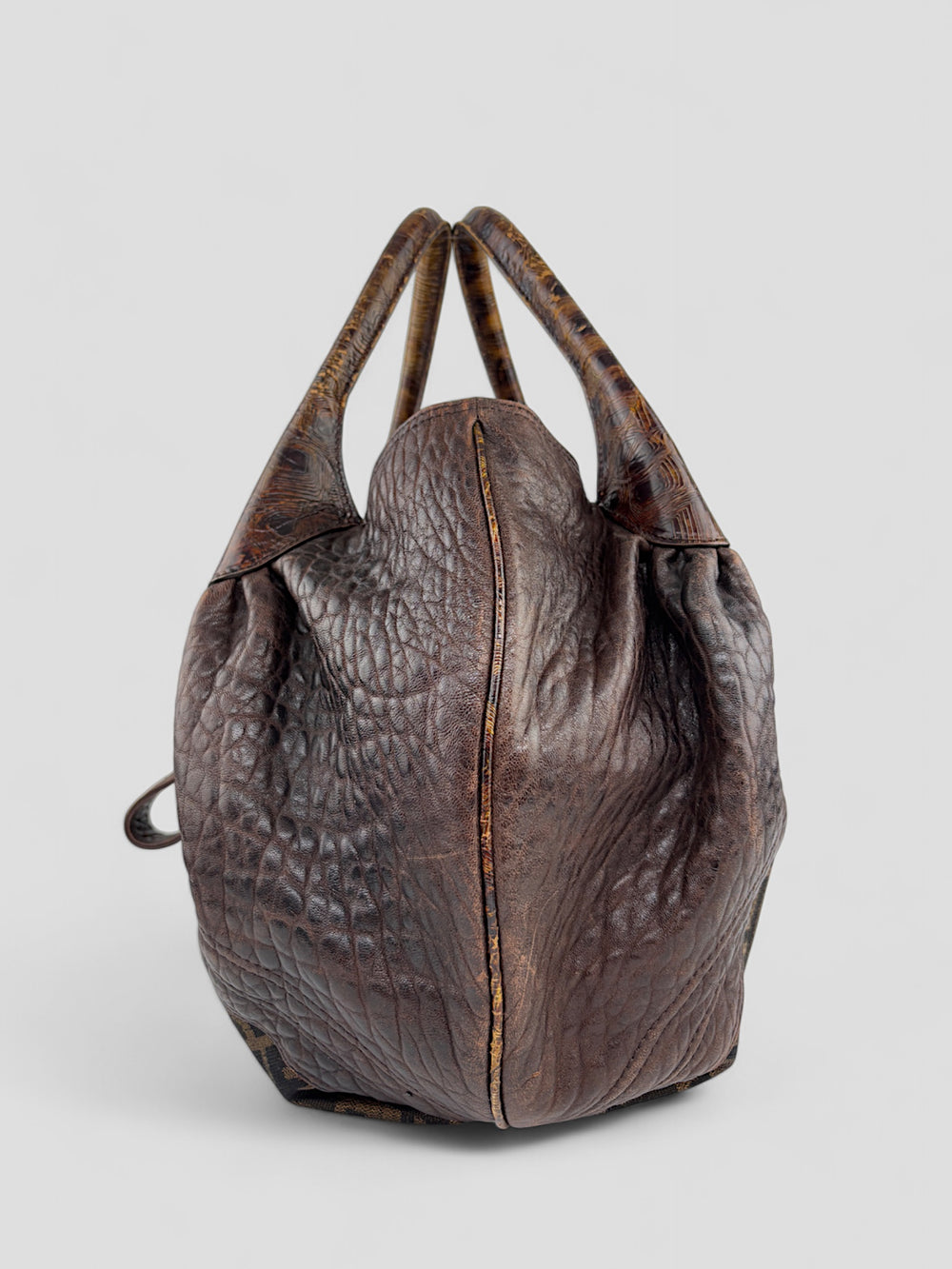 Fendi Spy Tasche aus braunem Leder mit strukturiertem Finish, ikonischem Zucca-Muster und einzigartigen Spy-Klappendetails. Stilvoll und geräumig.