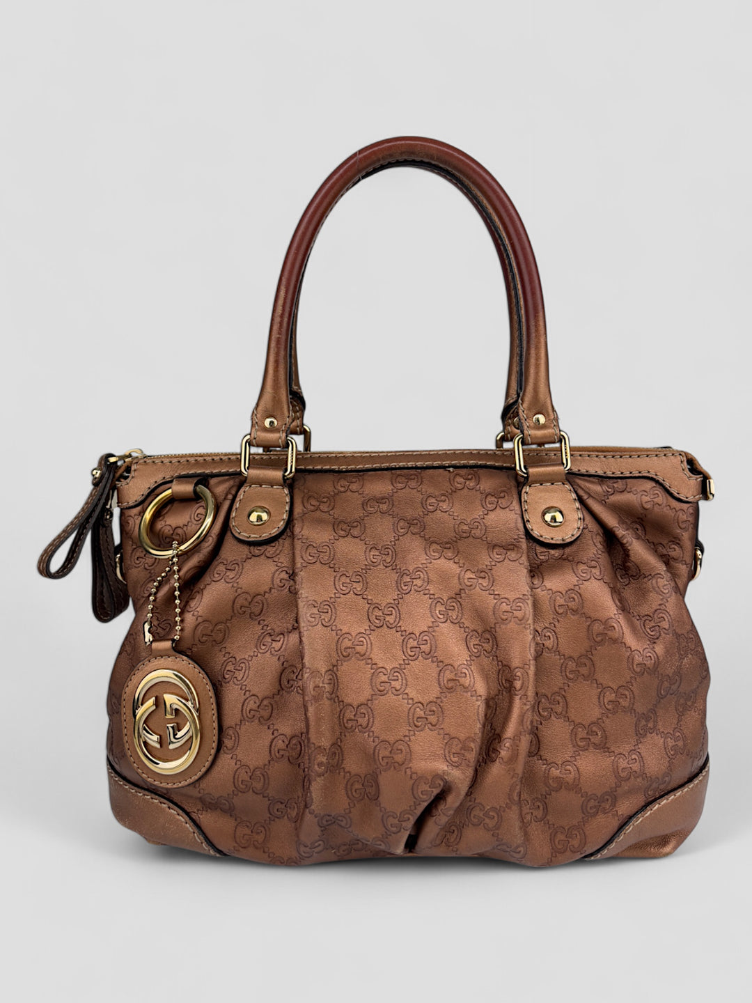 Gucci 2-in-1 Tasche aus braunem GG Monogramm-Stoff mit Lederdetails, goldfarbene Akzente und abnehmbarer Schulterriemen, Gucci 2-in-1 bag made of brown GG monogram fabric with leather details, golden accents