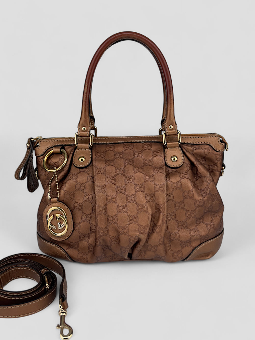 Gucci 2-in-1 Tasche aus braunem GG Monogramm-Stoff mit Lederdetails, goldfarbene Akzente und abnehmbarer Schulterriemen, Gucci 2-in-1 bag made of brown GG monogram fabric with leather details, golden accents