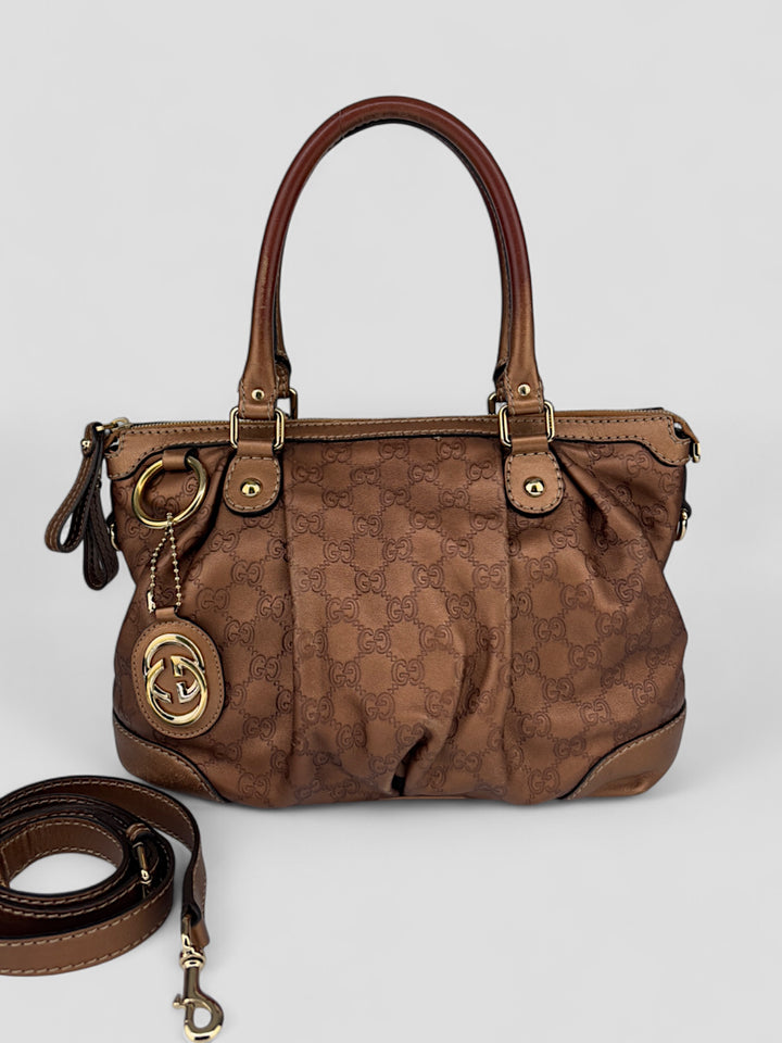 Gucci 2-in-1 Tasche aus braunem GG Monogramm-Stoff mit Lederdetails, goldfarbene Akzente und abnehmbarer Schulterriemen, Gucci 2-in-1 bag made of brown GG monogram fabric with leather details, golden accents