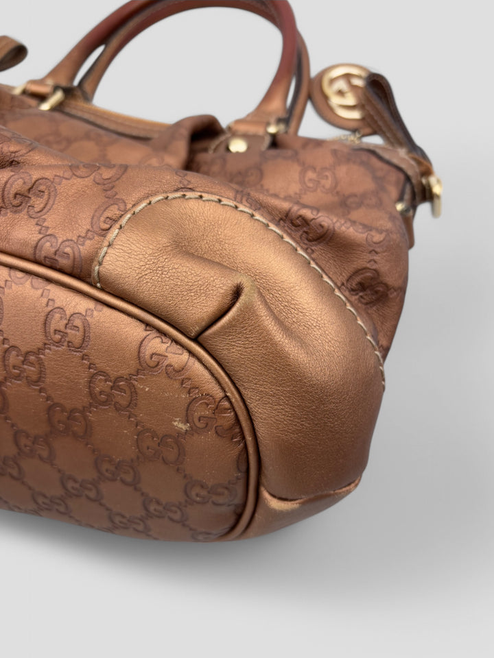 Gucci 2-in-1 Tasche aus braunem GG Monogramm-Stoff mit Lederdetails, goldfarbene Akzente und abnehmbarer Schulterriemen, Gucci 2-in-1 bag made of brown GG monogram fabric with leather details, golden accents
