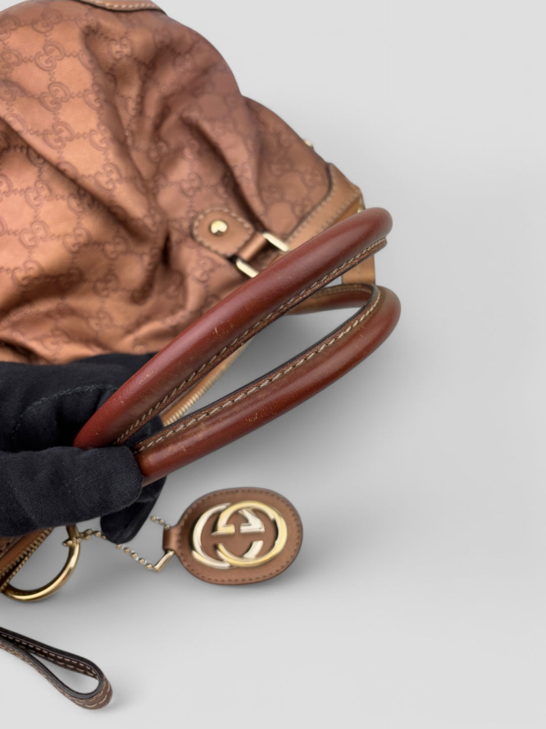 Gucci 2-in-1 Tasche aus braunem GG Monogramm-Stoff mit Lederdetails, goldfarbene Akzente und abnehmbarer Schulterriemen, Gucci 2-in-1 bag made of brown GG monogram fabric with leather details, golden accents